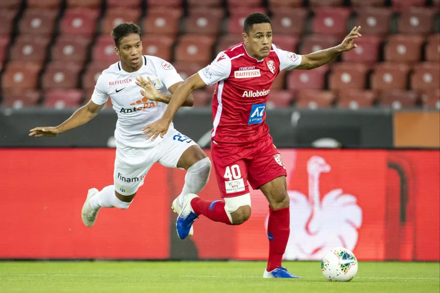 Zürichs Kevin Rüegg (l.) im Spiel gegen Cleilton Itaitinga (r.) vom FC Sion.