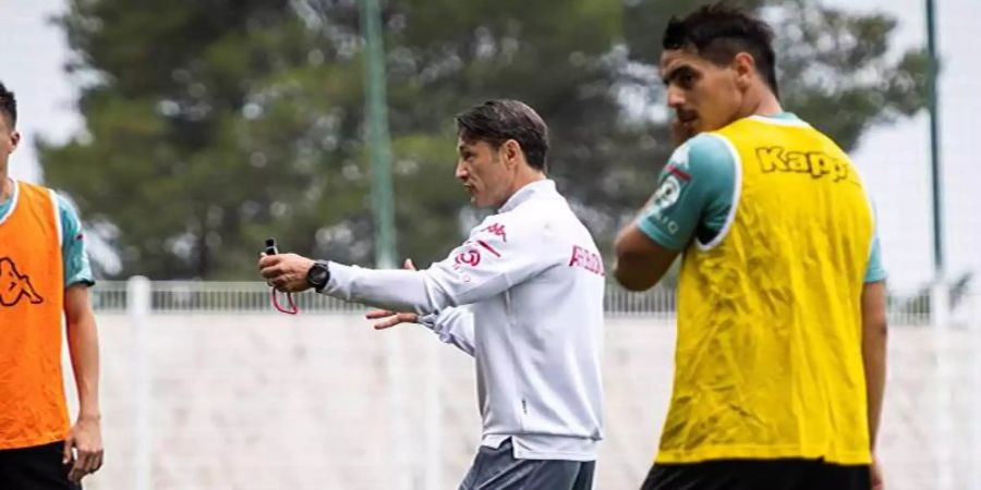 Niko Kovac (M) trifft mit seinem neuen Club im Rahmen eines Testspiels auf die Eintracht. Foto: Franckie Tourdre/asmonaco/dpa