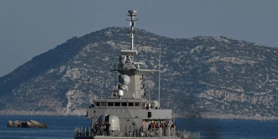 Griechisches Kriegsschiff unweit der türkischen Küste
