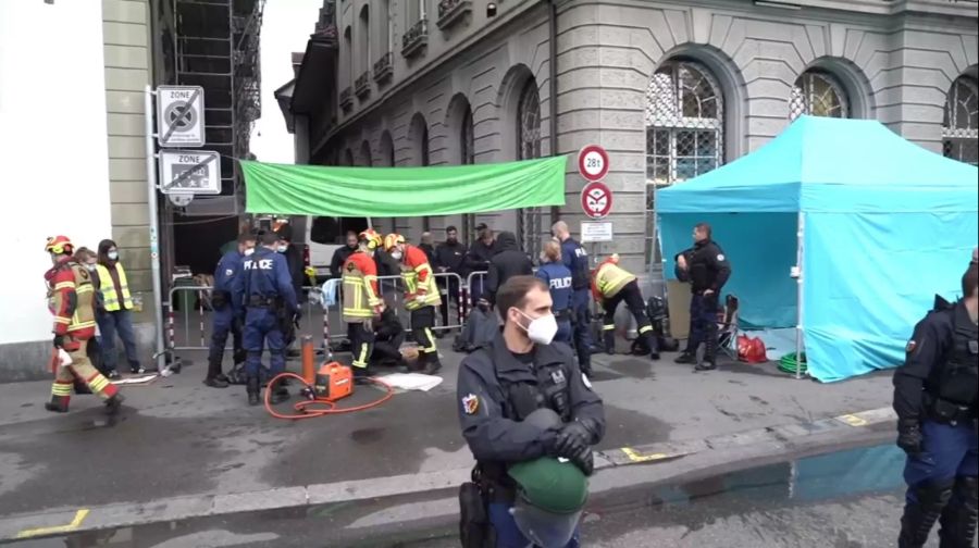 Die Feuerwehr musste auch um 8 Uhr noch immer die letzten Aktivisten von den Ketten befreien.