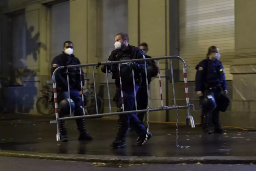 Die Polizei räumt auch Barrikaden auf dem Bundesplatz weg.