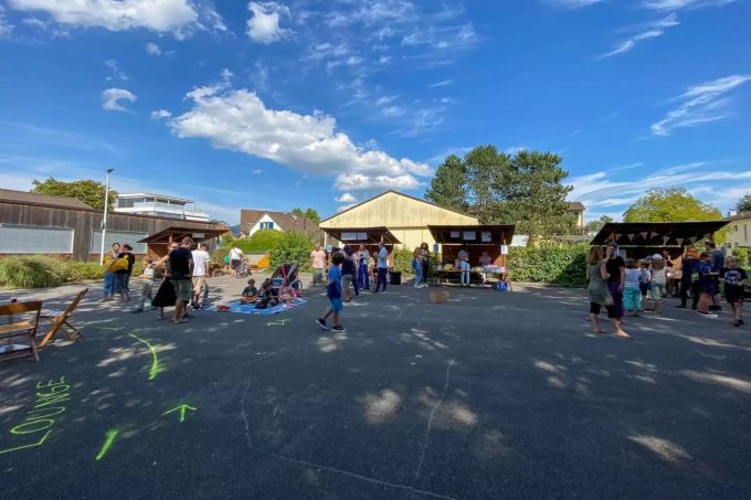 Der Kinderflohmarkt fand bei der Reformierten Kirche Buchs statt. Kinderflohmarkt Buchs