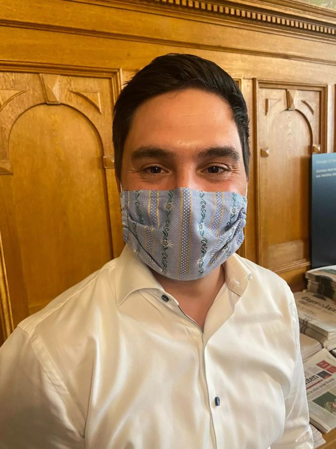 Cédric Wermuth trägt eine Maske mit Schwinger-Muster, sie wurde eigenen Angaben nach in Norditalien produziert. Wermuth Maske