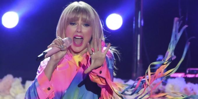 ARCHIV - Swift hat W. Houston eingeholt: Sie sind nun gemeinsam die beiden Künstlerinnen, die in den meisten aufeinanderfolgenden Wochen auf Platz 1 der US-amerikanischen «Billboard 200 Charts» standen. Foto: Chris Pizzello/Invision/AP/dpa taylor swift