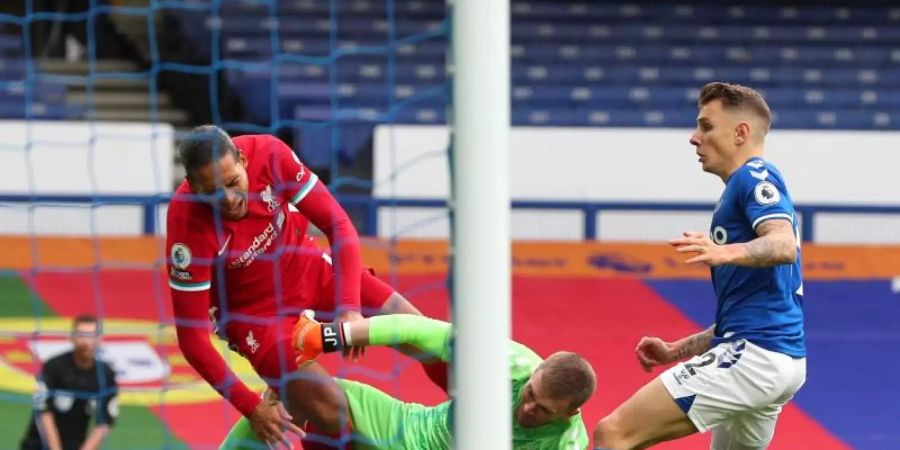 Evertons Torhüter Jordan Pickford attackiert Liverpools Virgil van Dijk. Foto: Peter Byrne/PA Wire/dpa