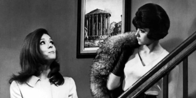 Diana Rigg (l) als als Agentin Emma Peel in der Fernsehserie «Mit Schirm, Charme und Melone» (1967). diana rigg