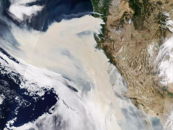 Satellitenaufnahmen der Nasa zeigen eine grosse Rauchwolke über Kalifornien. Waldbrand Kalifornien Satellitenaufnahme
