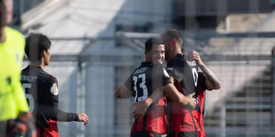 Eintrachts André Silva (2.v.r) wird für sein Führungstor gefeiert. Foto: Lino Mirgeler/dpa