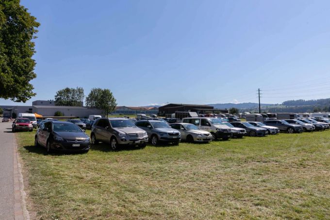 Gut gefüllter Parkplatz.
