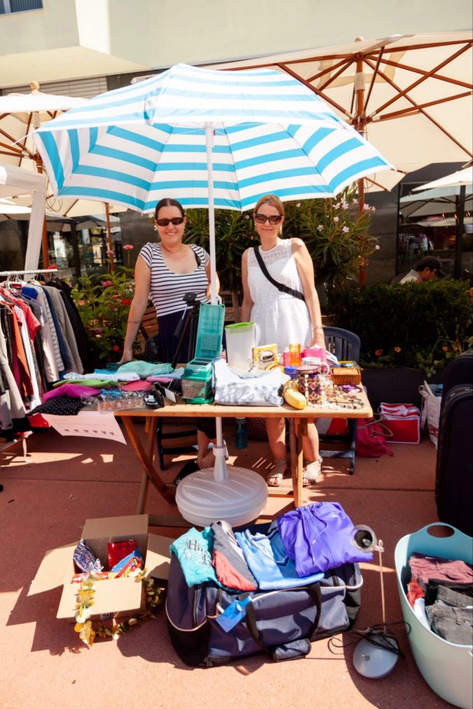Sarah B. und Nicole C. wohnen in der Umgebung und verkaufen Kleider sowie Hausartikel