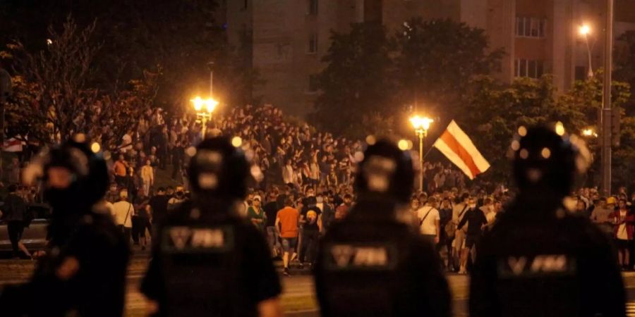 Demonstranten und Polizisten in Minsk