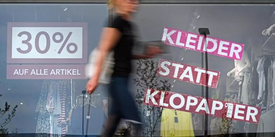 Frauen werden schwer umworben, nur leider oft auf die falsche Art: «30 Prozent auf alle Artikel - Kleider statt Klopapier». Foto: Felix Kästle/dpa