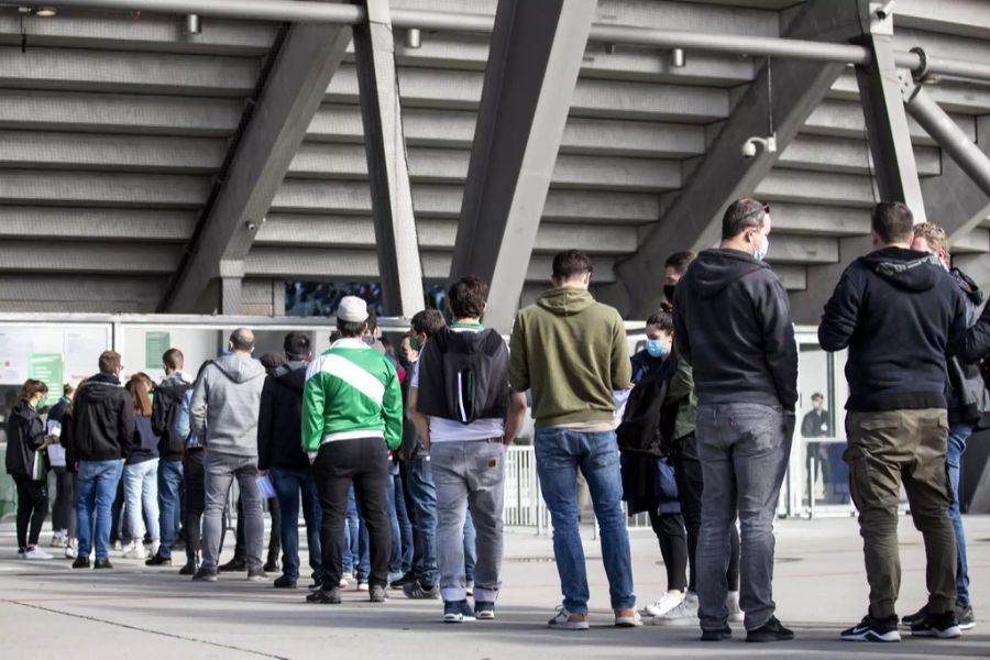 Fans des FC St.Gallen stehen vor dem Kybunpark vor dem Spiel gegen Servette an.