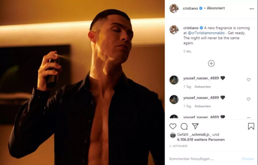 Ronaldo spritzt sich einen neuen Duft an den Hals.