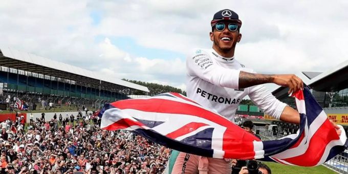 Der Mercedes-Formel-1-Pilot Lewis Hamilton feiert seinen Sieg mit dem Publikum auf dem Silverstone Circuit. Foto: David Davies/PA Wire/dpa Der Mercedes-Formel-1-Pilot Lewis Hamilton feiert seinen Sieg mit dem Publikum auf dem Silverstone Circuit. Foto: David Davies/PA Wire/dpa