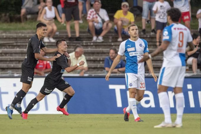 Liridon Balaj feiert sein Tor zum 1:0 für den FC Aarau gegen GC. GC Aarau