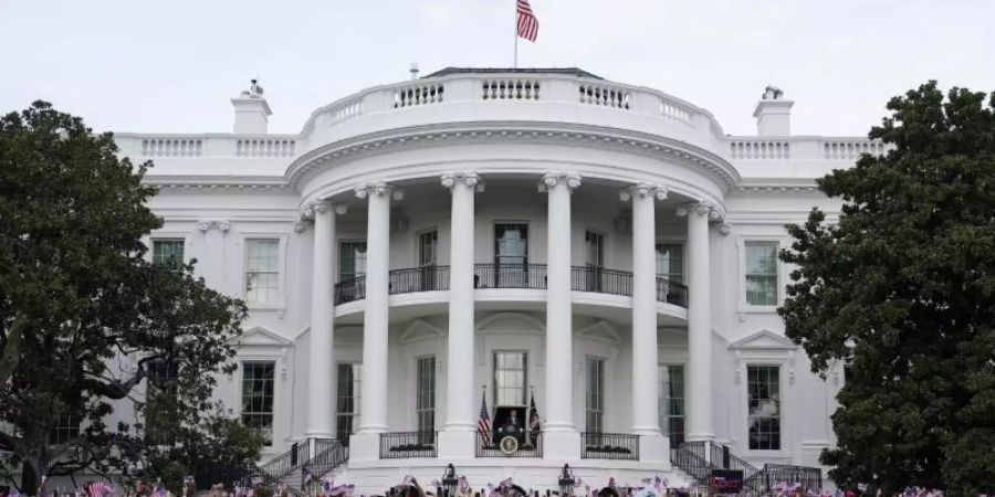 Zahlreiche Trump-Anhänger verfolgen die Rede des US-Präsidenten vor dem Weissen Haus. Foto: Alex Brandon/AP/dpa