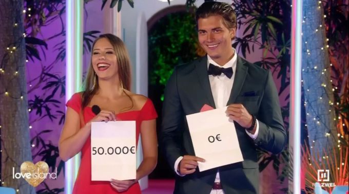 «Love Island 2020»: Melina zieht den Umschlag mit 50'000 Euro. «Love Island 2020»
