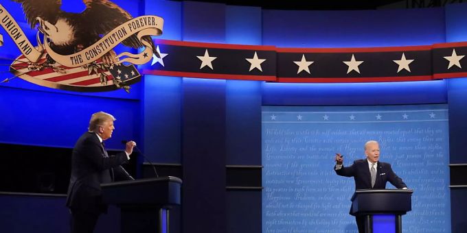 Die Social-Media-Plattform Facebook verbietet Werbung, die von Wahlmanipulation spricht.
Im Bild: US-Präsident Donald Trump (links) und sein Herausforderer Joe Biden bei der ersten TV-Debatte in Cleveland. Trump
