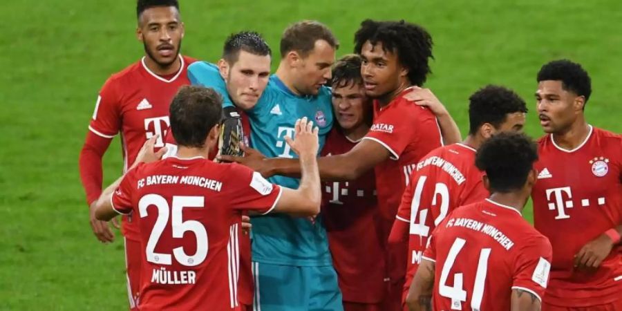 Die Münchner Mannschaft um Kapitän Manuel Neuer feiert den hart erkämpften 3:2 Sieg. Foto: Andreas Gebert/Reuters/Pool/dpa