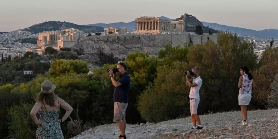 Touristen auf der Akropolis in Athen