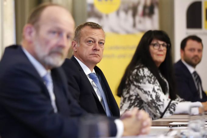 Dominique de Buman, alt Nationalratspräsident (CVP), Martin Landolt, Präsident BDP, Marianne Streiff, Präsidentin EVP, Simon Stadler, Nationalrat CVP, von vorne, während der Medienkonferenz eines bürgerlichen Komitees für die Konzernverantwortungsinitiative, am Mittwoch, 30. September 2020, in Bern. Bürgerliches Ja Konzernverantwortungsinitiative KVI