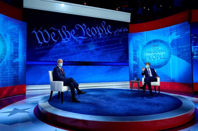 Joe Biden (l), Präsidentschaftskandidat der Demokraten, und George Stephanopoulos, Moderator des Fernsehsenders ABC News, sitzen während einer Fragestunde mit Wählern im National Constitution Center. US-Wahlen Biden Trump
