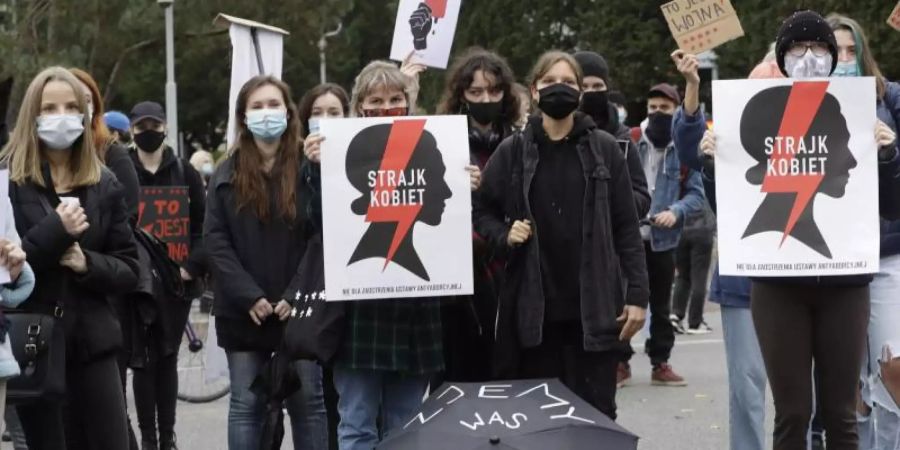 Frauenrechtsaktivisten von der Frauenrechts-Organisation «Strajk Kobiet» während eines organisierten «Generalstreiks» in Warschau. Foto: Czarek Sokolowski/AP/dpa