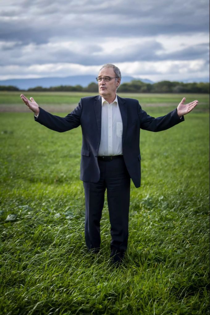 Bundesrat Guy Parmelin posiert während der Präsentation eines Projekts zur Umstrukturierung von Grundstücken im Dienste der innovativen Landwirtschaft am Freitag, den 9. Oktober 2020 in Assens VD. Guy Parmelin