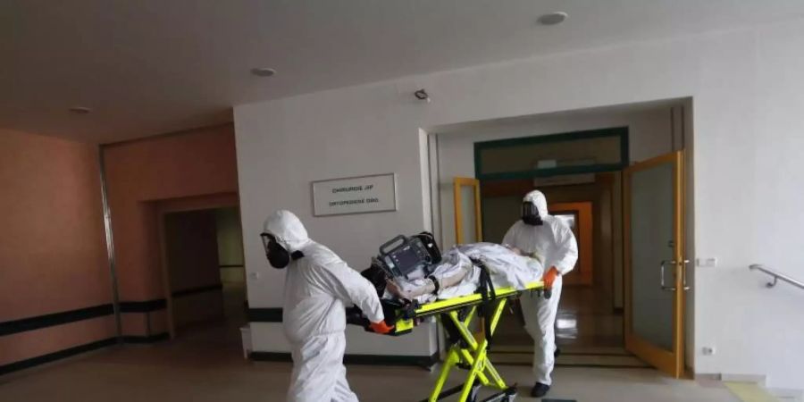 Ein Covid-19-Patient kommt im tschechischen Kyjov in die Intensivstation eines Krankenhauses. Foto: Petr David Josek/AP/dpa