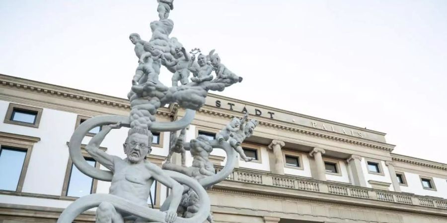 Die Statue «S 21. Das Denkmal – Chronik einer grotesken Entgleisung» vor dem Stadtpalais. Foto: Sebastian Gollnow/dpa
