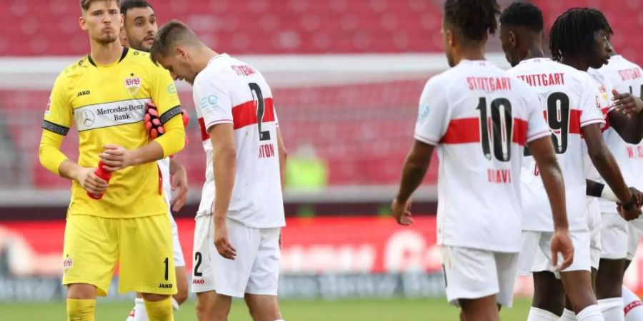 Enttäuscht: Die VfB-Profis nach der Heimpleite gegen den SC Freiburg. Foto: Tom Weller/dpa