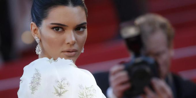 Kendall Jenner ist eine Kifferin. Kendall Jenner