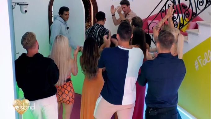 «Love Island 2020»: Mila und Josua werden mit einem Applaus aus der Villa begleitet. «Love Island»