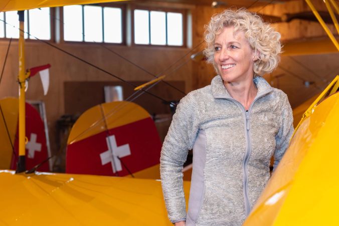 Cornelia Flury interessiert sich für Geschichte und Fliegerei und posiert für's Erinnerungsbild.