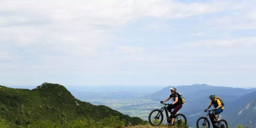 E-Bike-Fahrer in den Alpen