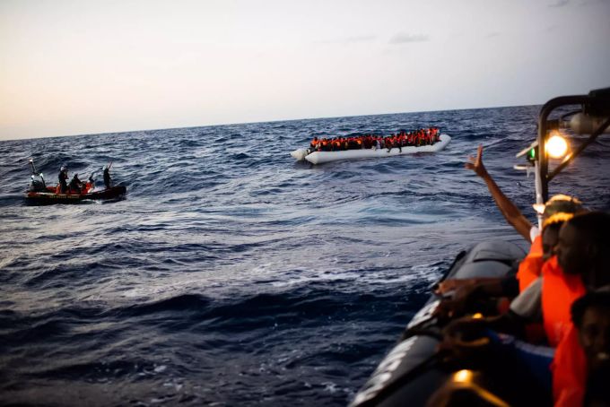 Helfer des Seenotrettungsschiffs «Sea-Watch 4» sind im Mittelmeer vor der Küste von Libyen unterwegs, um schiffbrüchige Migranten aufzunehmen. «Sea-Watch 4»