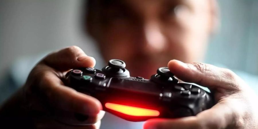 Sonys Playstation bring nach wie vor viel Geld in die Firmenkasse ein. Hier spielt ein junger Mann mit der Spielekonsole vor dem Fernseher. Foto: Britta Pedersen/dpa-Zentralbild/dpa