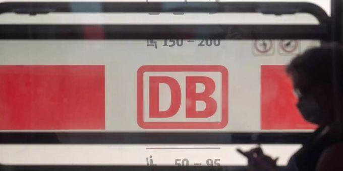 Ein Reisender mit Mundschutz in der Bahn. Der Konzern will sicherstellen, dass alle Fahrgäste Maske tragen. Foto: Sebastian Gollnow/dpa Ein Reisender mit Mundschutz in der Bahn. Der Konzern will sicherstellen, dass alle Fahrgäste Maske tragen. Foto: Sebastian Gollnow/dpa