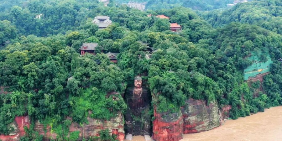 Der Grosse Buddha von Leshan ist 71 Meter hoch.