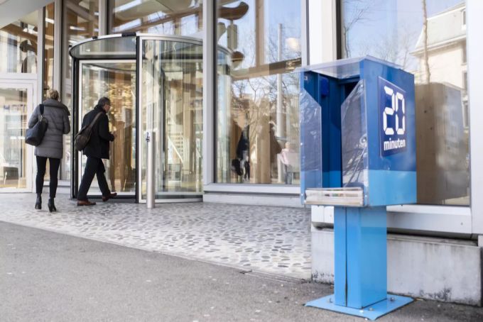 Ein Ständer der 20 Minuten Zeitschrift steht am Eingang der Tamedia AG in Zürich. 20 Minuten