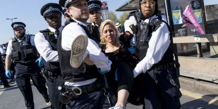 Polizisten nehmen Klima-Aktivistin in London fest