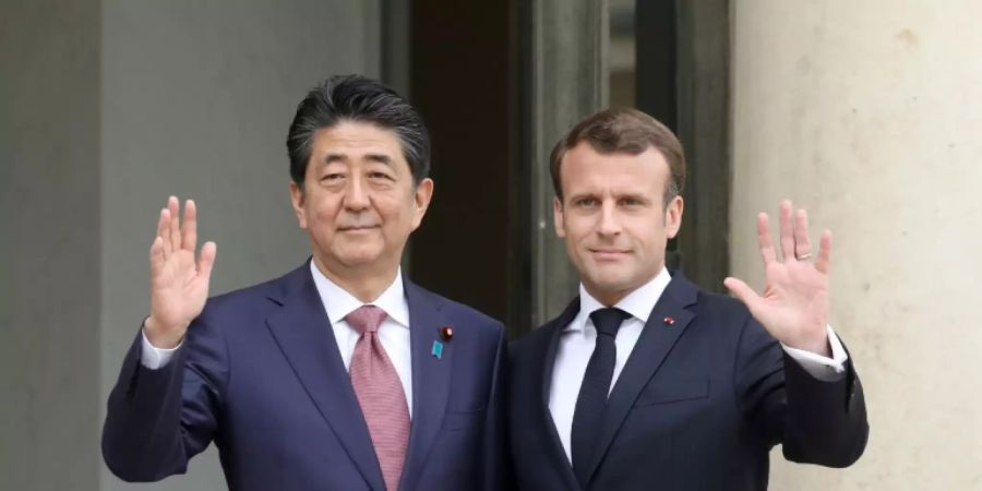 Macron (re.) und Abe vor dem Elysée-Palast