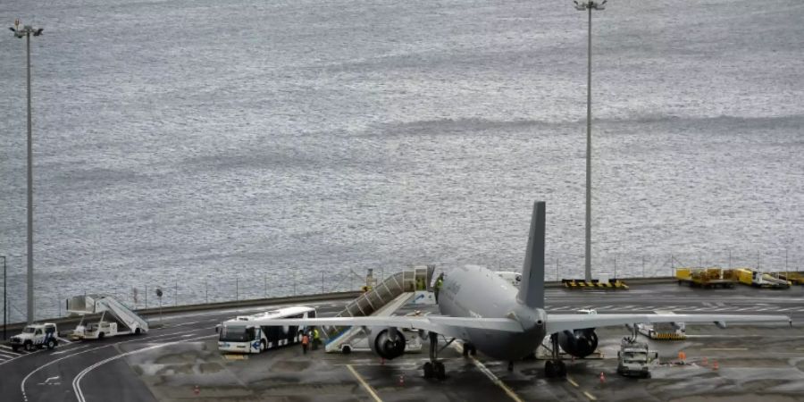 Verletzte werden an Bord des Luftwaffen-Airbus geholt