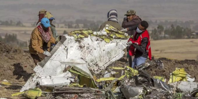 Die Boeing 737 Max der Ethiopian Airlines stürzte südlich von Addis Abeba ab. Dabei wurden 157 Menschen getötet. Boeing