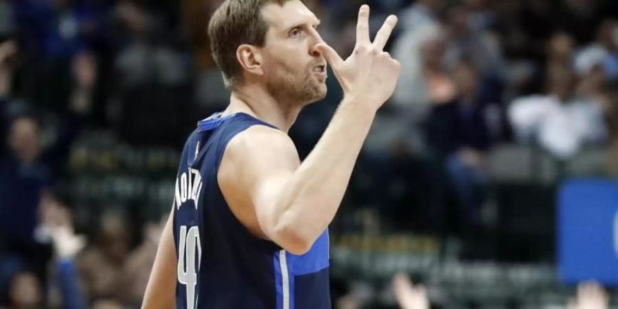 Dirk Nowitzki feiert einen Drei-Punkte-Treffer für die Dallas Mavericks. Foto: Tony Gutierrez/AP