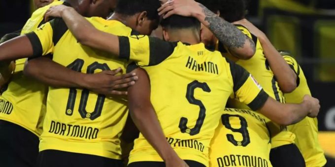 Dortmund will im heutigen Abendspiel im Kampf um die deutsche Meisterschaft vorlegen und gegen Augsburg gewinnen. Foto: Ina Fassbender Dortmund will im heutigen Abendspiel im Kampf um die deutsche Meisterschaft vorlegen und gegen Augsburg gewinnen. Foto: Ina Fassbender