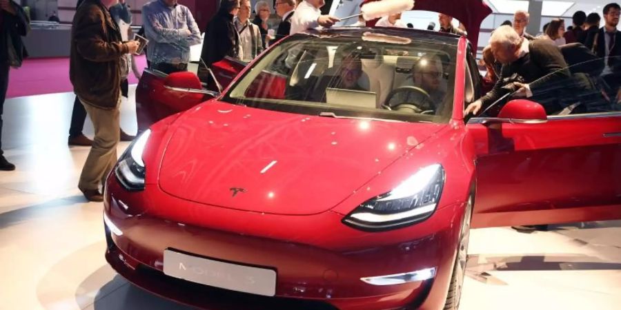 Zu Beginn der Reservierungen hatte Tesla noch ein Massenmodell für 35.000 Dollar in Aussicht gestellt. Bislang liefert das Unternehmen aber teurere Versionen aus, um die vom schwierigen Produktionsanlauf angegriffenen Finanzen aufzubessern. Foto: Uli Deck