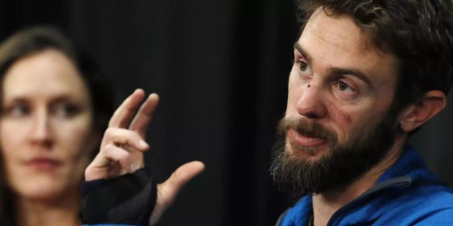 Travis Kauffman beantwortet Fragen während einer Pressekonferenz über seine Begegnung mit einem Berglöwen. Foto: David Zalubowski/AP