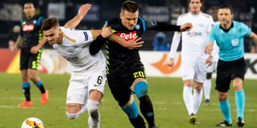 Joel Untersee (FCZ) kämpft mit Piotr Zielinksi um den Ball.